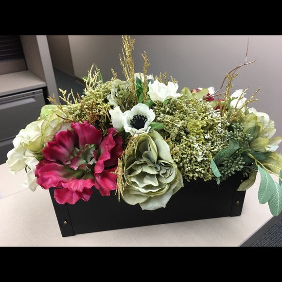 Absolutely gorgeous flower arrangement - Picture 2 of 4